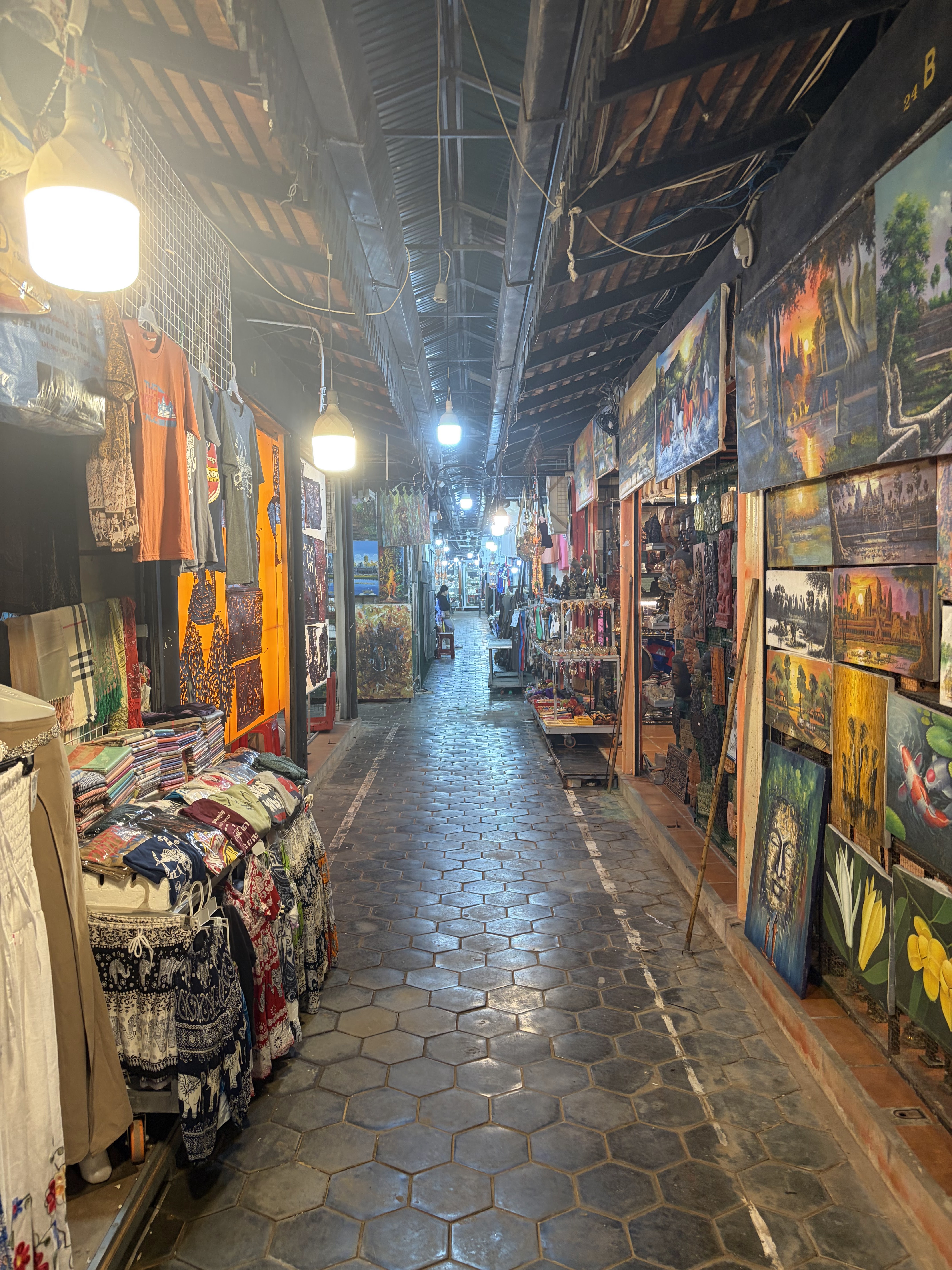 រោងពណ៌ភ្លឺៗនៅមជ្ឈមណ្ឌលសិល្បៈផ្សារយប់