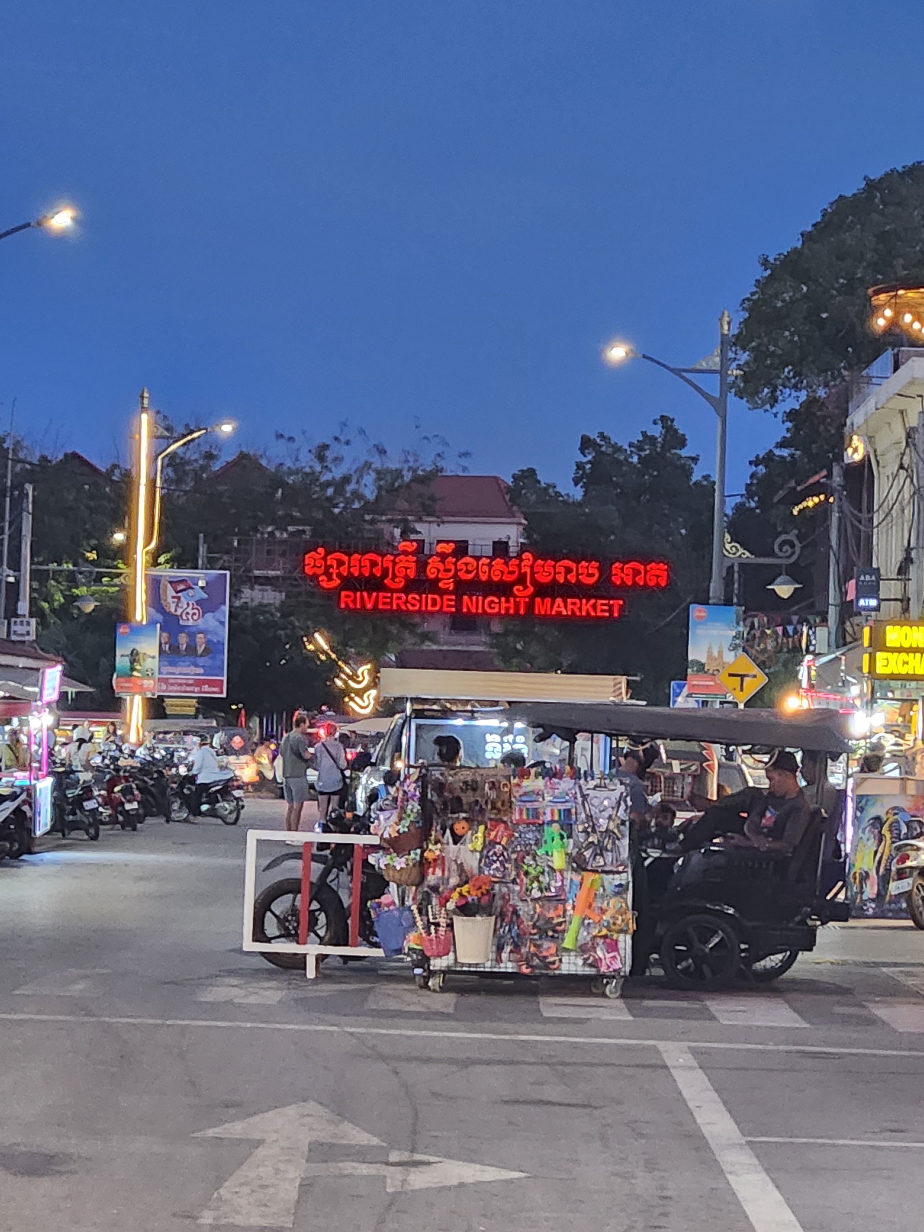 ចង្កៀង និងភ្លើងខ្សែនៅលើផ្លូវ